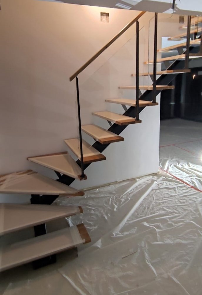 Escalier métal et bois avec gardes corps verre