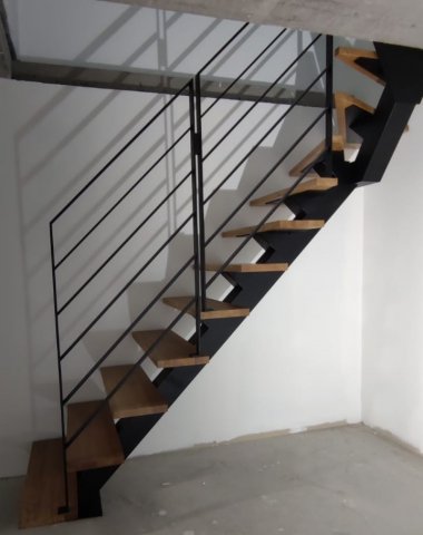 Escalier métal et bois avec gardes corps
