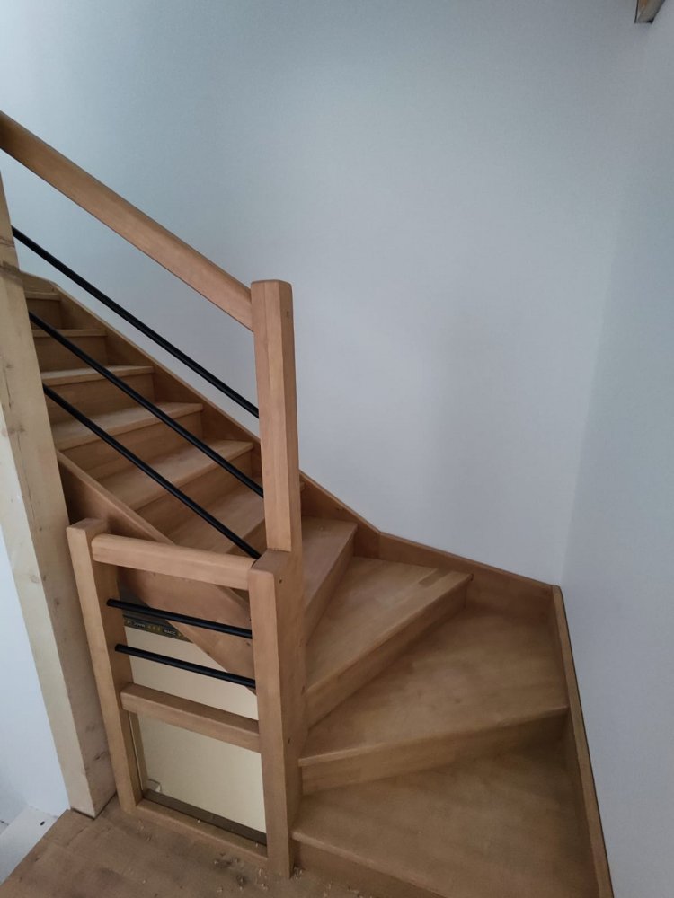 Escalier sur mesure bois avec gardes corps métal 