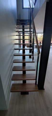Escalier métal et bois avec gardes corps verre toute hauteur