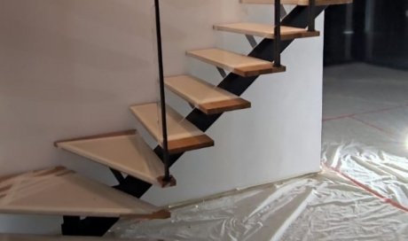 Escalier métal et bois avec gardes corps verre