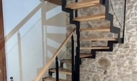 Escalier métal et bois avec gardes corps verre toute hauteur