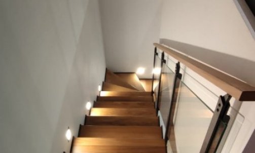 vue du dessus escalier bois et métal