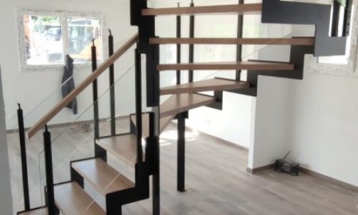 escalier métal et bois garde corps toute hauteur 